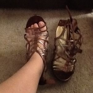 Metallic tie-back heels