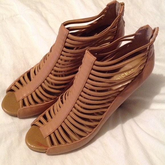 ❌❌SOLD IN BUNDLE❌❌BCBG PUMPS👠👠