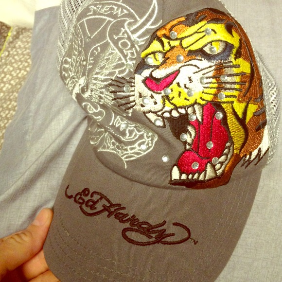 HOLD ed hardy trucker hat👍