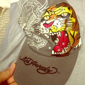 HOLD ed hardy trucker hat👍