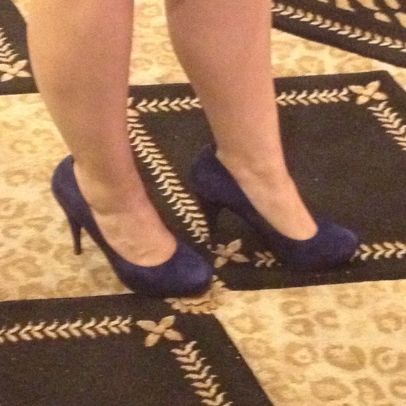 ⬇️marked down Steve Madden Midnight blue suede