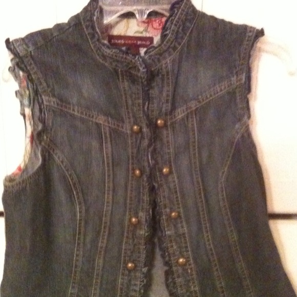 Sleeveless denim jacket