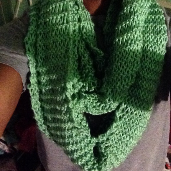 NWOT-InFinity Scarves - Picture 4 of 4