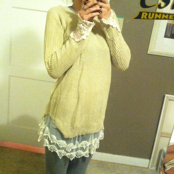 🔴Reserved!🔴 Gorgeous beige sweater w lace detail