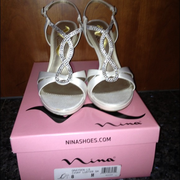 ✨Nina heels 👠 Beautiful Ivory color ✨ - Picture 2 of 4
