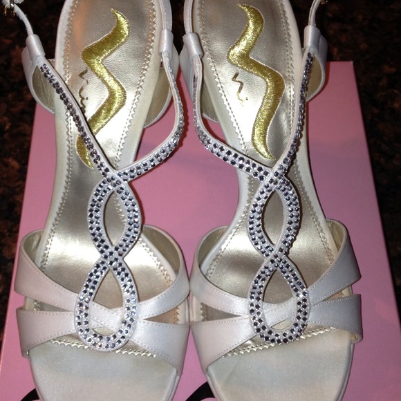 ✨Nina heels 👠 Beautiful Ivory color ✨ - Picture 3 of 4