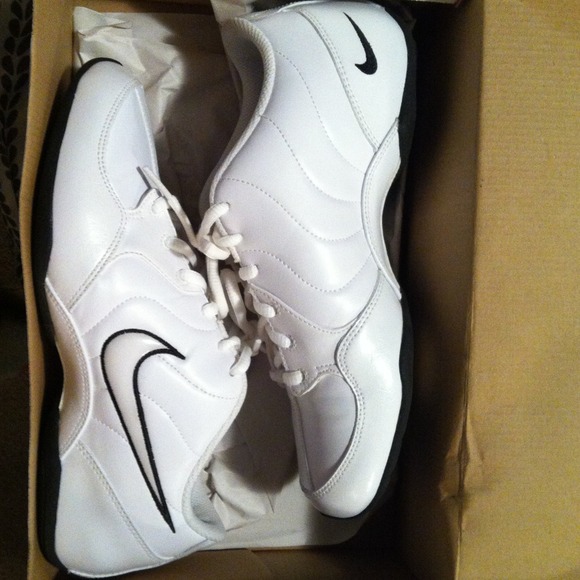 ✋Reserved✋Nike womens musique vi size 8