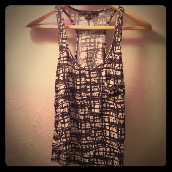 ✨Sold✨Black and white tank top