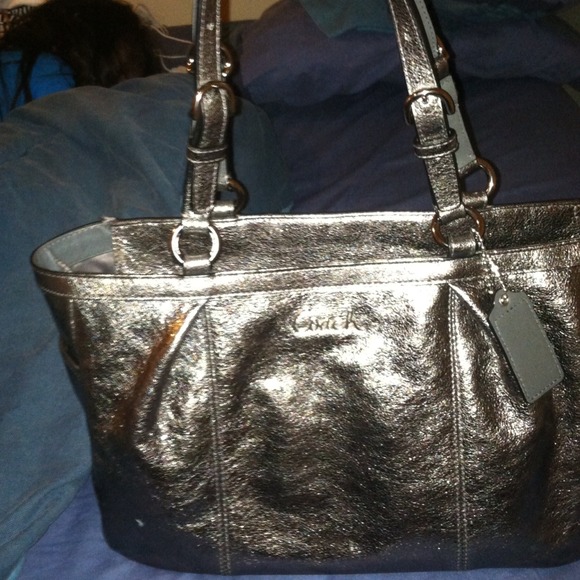 ⛔🚫SOLD🚫⛔Coach silver leather shimmery tote!