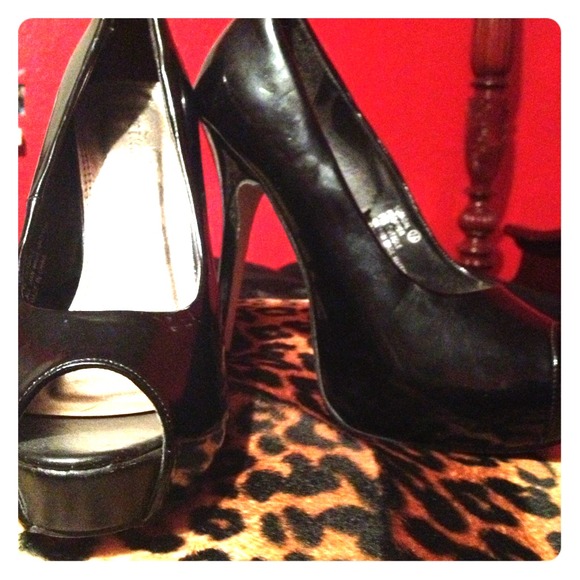 Black pumps