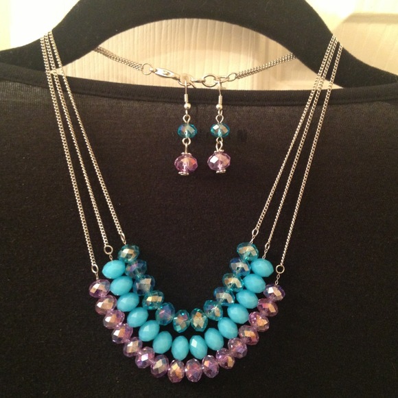 💰SOLD💰 Tri-color beaded necklace and earrings.