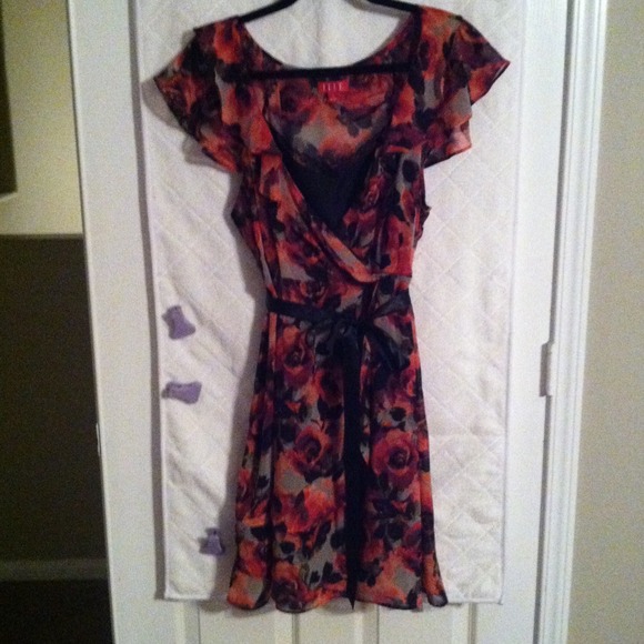 🚫Sold in a bundle🚫Beautiful floral dress