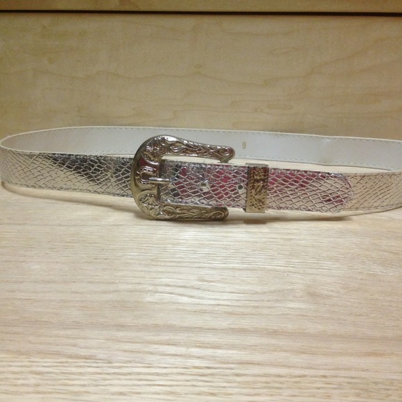 Accessories - Silver belt!