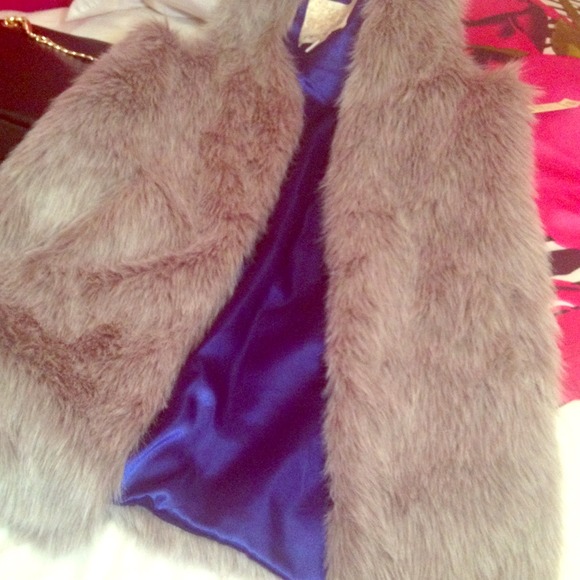 ✨REDUCED.✨Faux tunic vest!