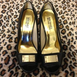 💰💰SOLD💰💰Michael Kors Pumps