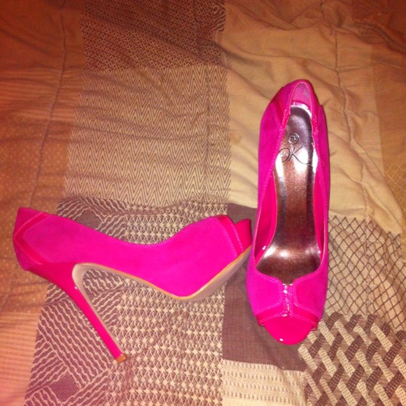 Cute fushia pink shoes - Picture 2 of 3