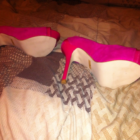 Cute fushia pink shoes - Picture 3 of 3