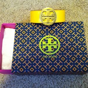 Reversible logo belt