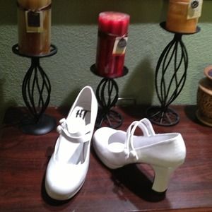 Hot Topic White Pumps