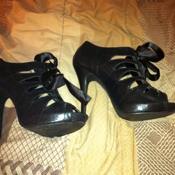 Cute booties - Picture 2 of 2