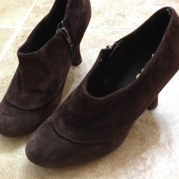 Size 7 1/2 ME TOO low cut boots never worn!