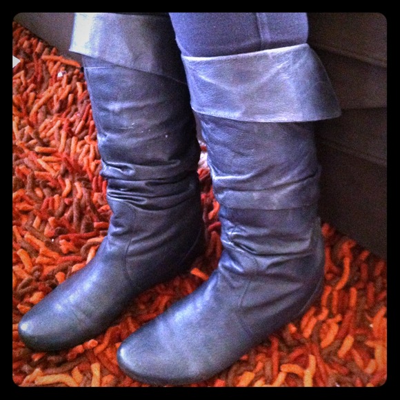 Stylish leather boot - Picture 1 of 2