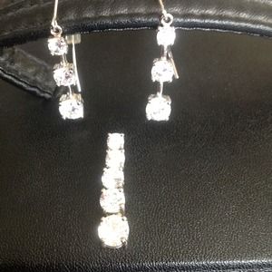 **Hold** bundle with pearl earrings