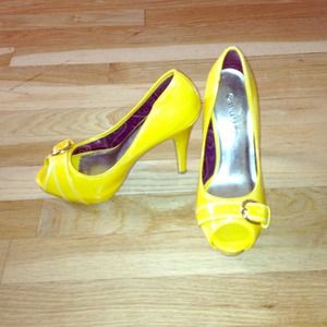 SOLDDD Hardly worn yellow heels!