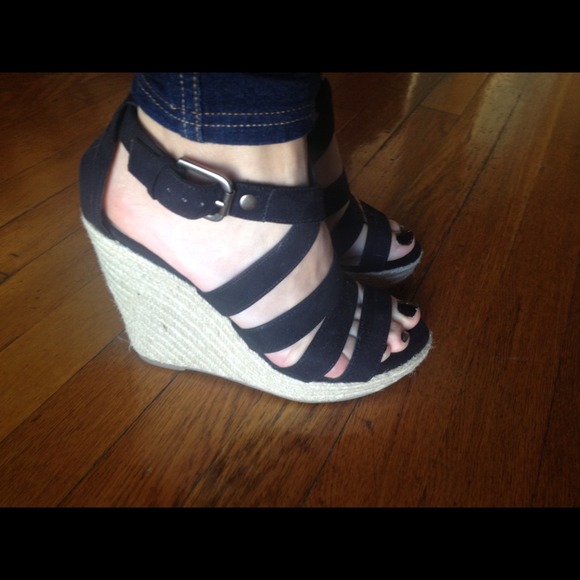 ✋Reserved✨Black wedges