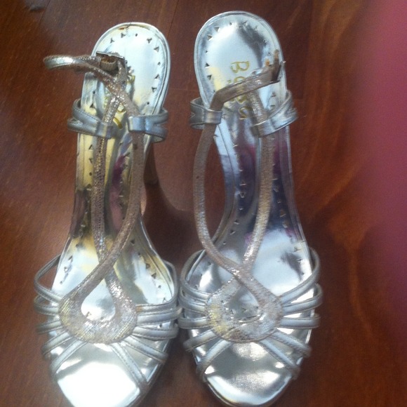 🎁Reduced 🎁BCBG silver heels
