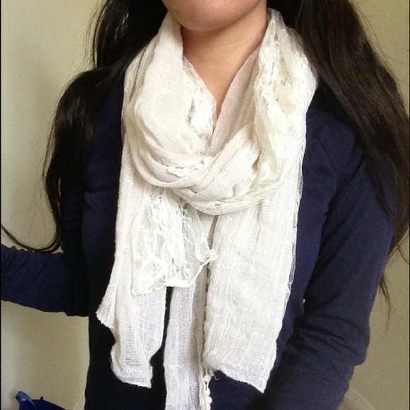 💥SOLD💥Ivory lace scarf