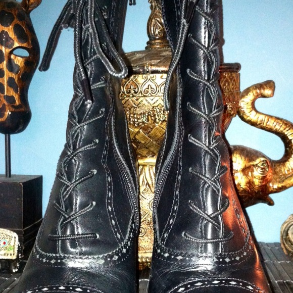 (SOLD!!!!)  Steve Madden Lace Up Boot - Picture 2 of 3