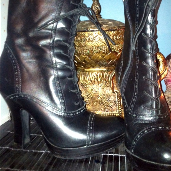 (SOLD!!!!)  Steve Madden Lace Up Boot - Picture 3 of 3