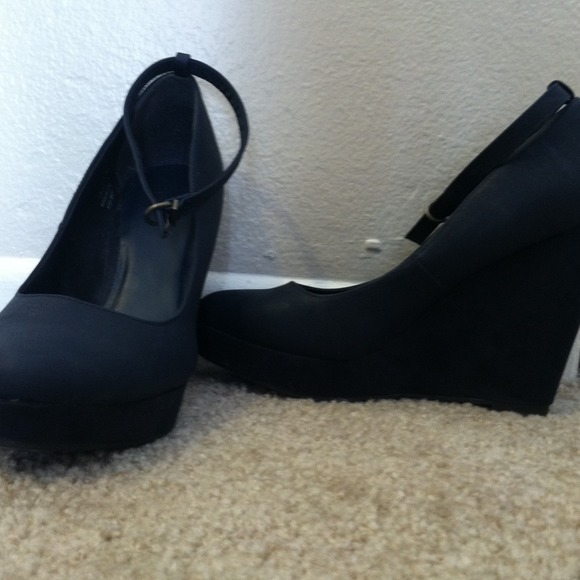 Dark blue wedges