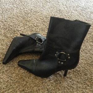 Nine West side zip with stirrup detail.