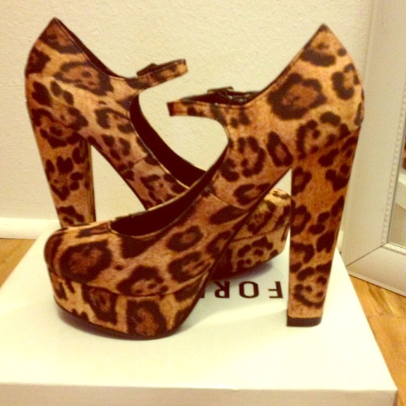 🎀 NEW IN BOX FOREVER 21 LEOPARD MARY JANES 🎀