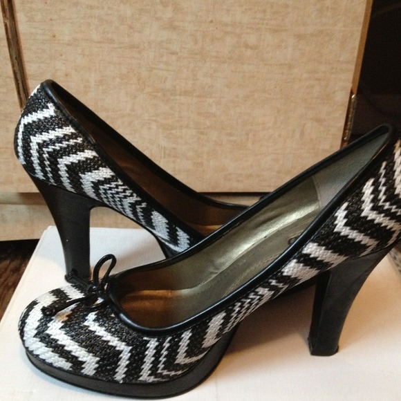 Black & white low pump!
