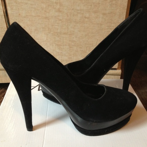 Black suede high pump!