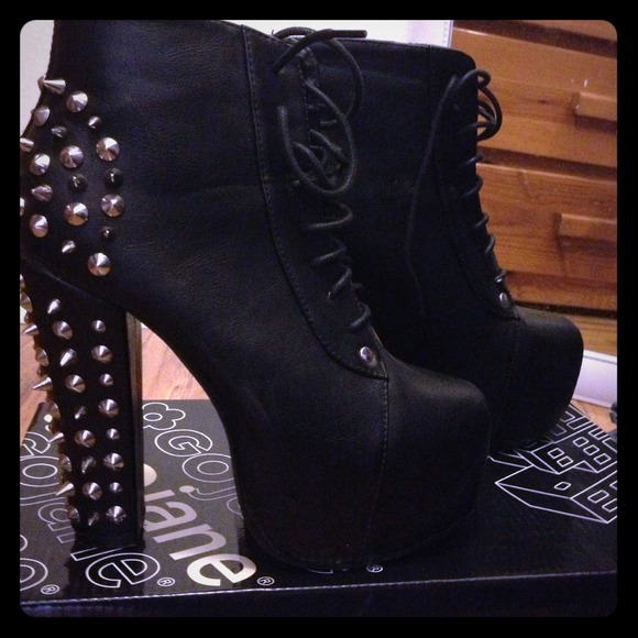 🌺 GO JANE SPIKED PLATFORM HEEL 🌺