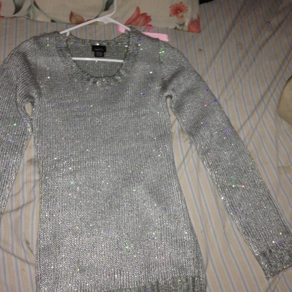Long sleeved sweater with sparkles.