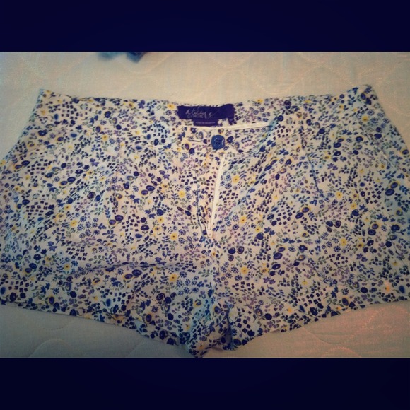 Blue flower shorts - Picture 1 of 3