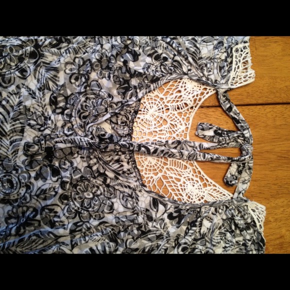 SOLD Daytrip top from the Buckle. - Picture 2 of 3