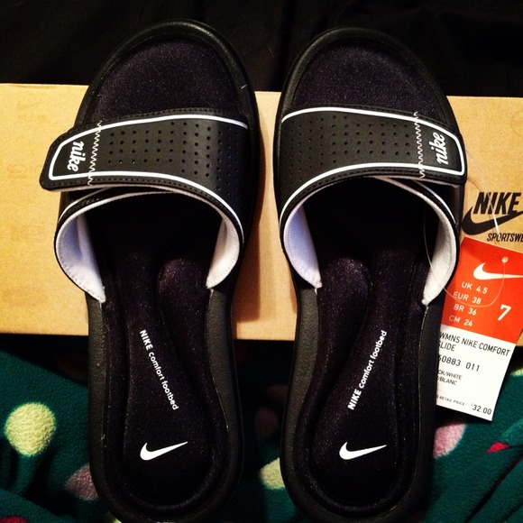 BRAND NEW NIKE SANDALS