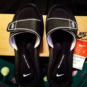 BRAND NEW NIKE SANDALS