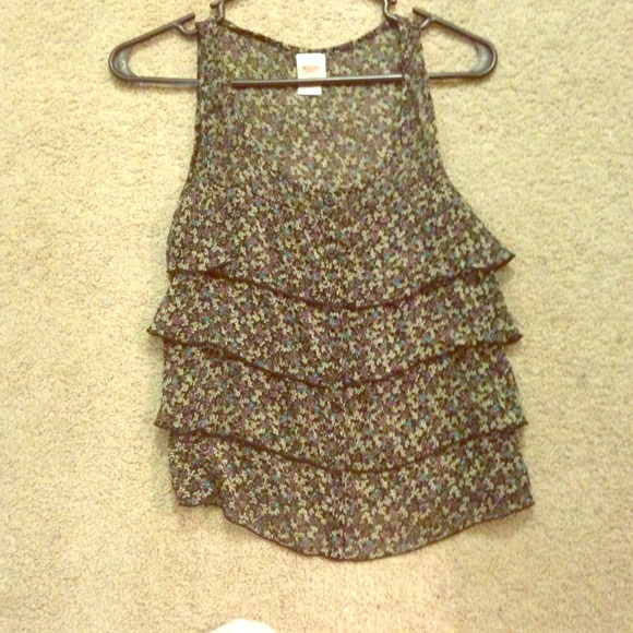 Very chic and cute blouse!