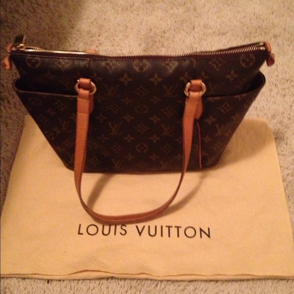 RESERVED!! 100% Authentic Louis Vuitton Totally PM