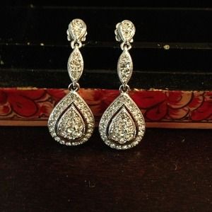 Beautiful diamond-like drop earrings