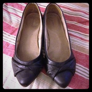 Black flats with twist toe, sz 9