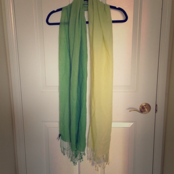💥SOLD💥 Ann Taylor Green and yellow scarf.