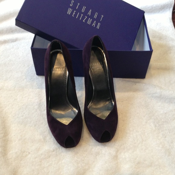 ***SOLD***. Authentic Stuart Weitzman Shoes size 6